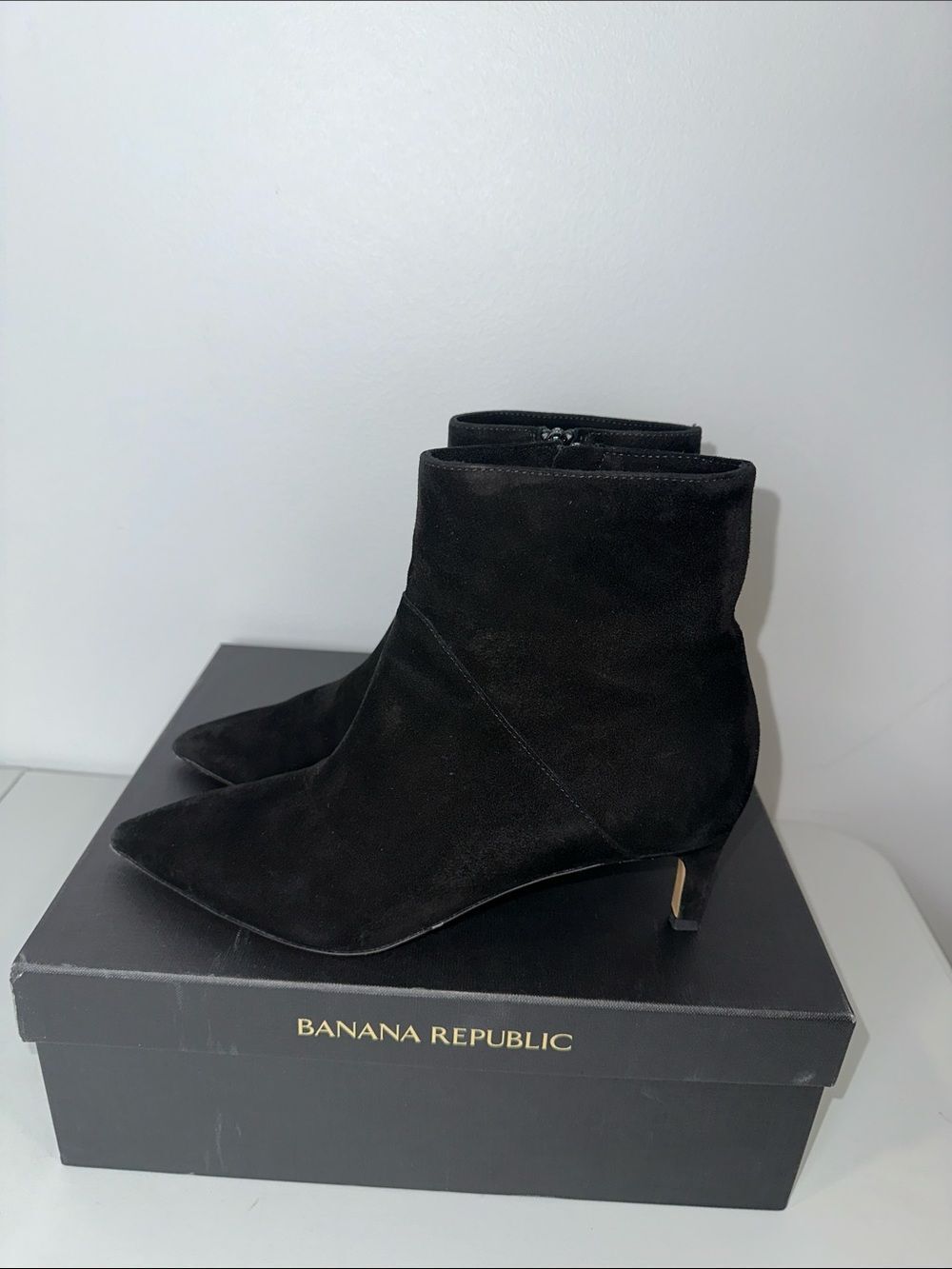 BR 8 BLACK SUEDE LEATHER KITTEN HEEL ANKLE BOOTIES